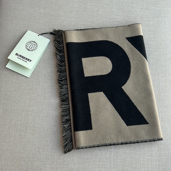NWT BURBERRY Logo Fringed Wool Jacquard Scarf - Beige Black - Picture 8 of 14